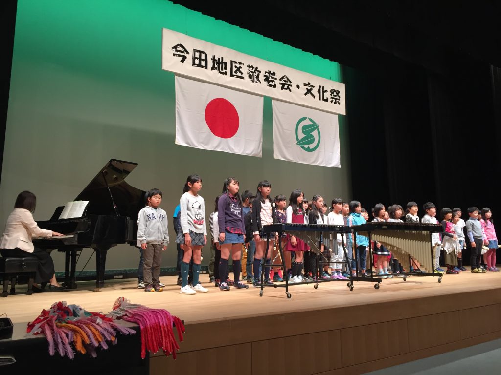 舞台に立って合唱する子どもたち