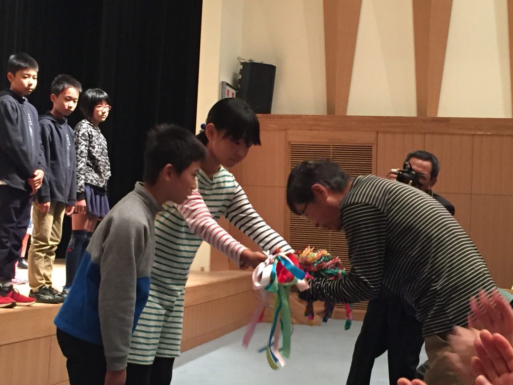 折り鶴を渡す児童会代表者