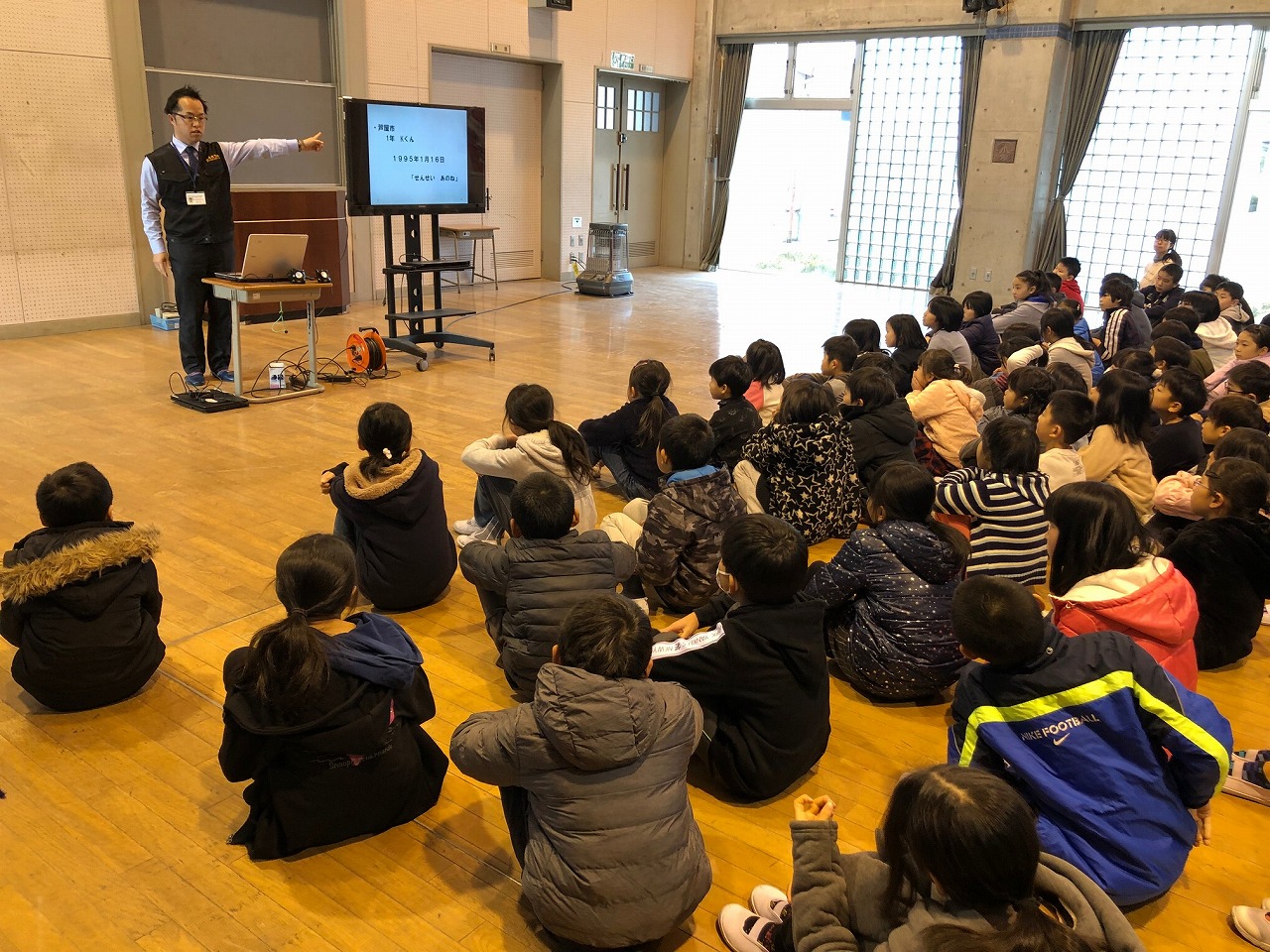 ホールで防災集会